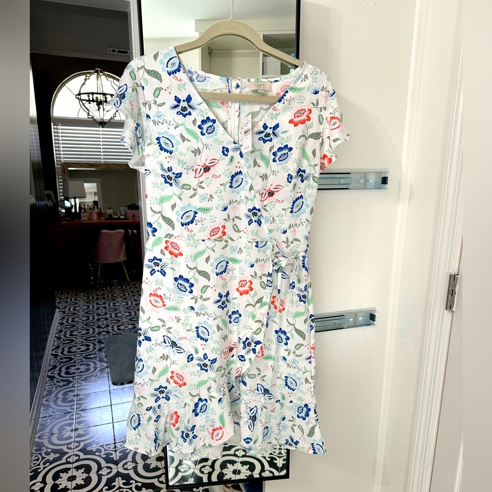🌸NWT Faux wrap dress with flutter sleeves. Perfect for spring. 🌸